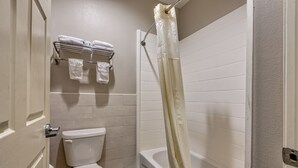 Suite, 2 Katil Ratu (Queen), Non Smoking, Kitchen | Bilik Mandi | Gabungan pancuran/tab mandi, kelengkapan dandanan diri percuma 