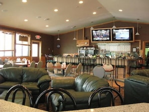 Bar (on property) - Anchors Away Lodge & Resort (Aberdeen)