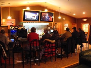 Bar (on property) - Anchors Away Lodge & Resort (Aberdeen)