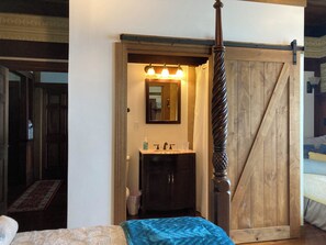 Habitación Premier, 1 habitación, vistas a la bahía, frente al mar | Baño | Ducha, artículos de higiene personal gratuitos y secador de pelo