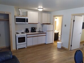 Desk, laptop workspace, free WiFi, bed sheets - Florence Motel (Smithers)