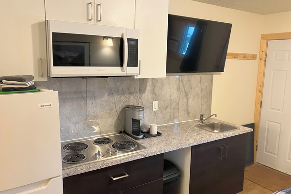 Single Room, 1 Queen Bed, Kitchen | Desk, laptop workspace, WiFi (free), bed sheets