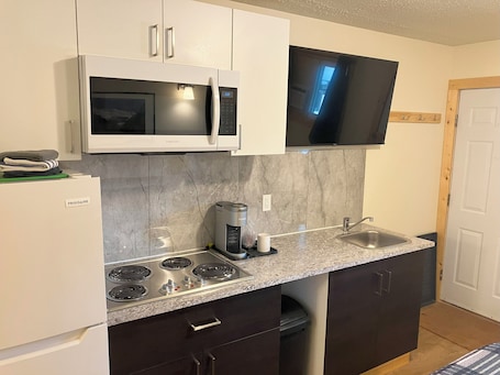 Single Room, 1 Queen Bed, Kitchen | Desk, laptop workspace, free WiFi, bed sheets