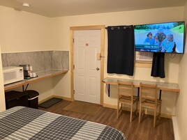 Single Room, 1 Queen Bed | Desk, laptop workspace, free WiFi, bed sheets