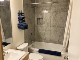 Business Studio, Kitchen | Bathroom | Free toiletries, towels
