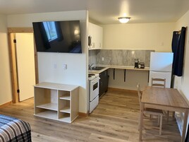 Business Studio, Kitchen | Desk, laptop workspace, free WiFi, bed sheets