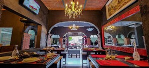 Serveert ontbijt, lunch, diner, Mexicaanse gerechten 