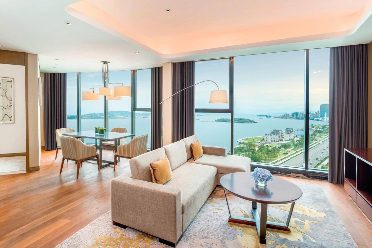 Phòng Suite Club, 1 phòng ngủ | Khu phòng khách | TV LCD 