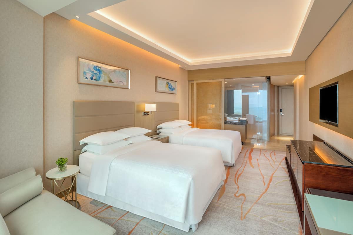 Bar mini, peti besi dalam bilik, meja, seterika/papan seterika