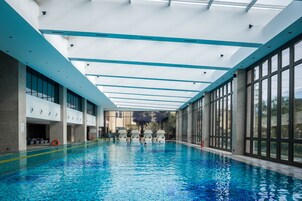 Una piscina cubierta, una piscina al aire libre