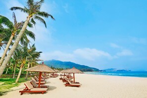 On the beach, sun-loungers, beach umbrellas, beach towels - The Westin Shimei Bay Resort (Wanning)