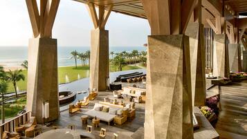 2 Bars/Lounges, Poolbar