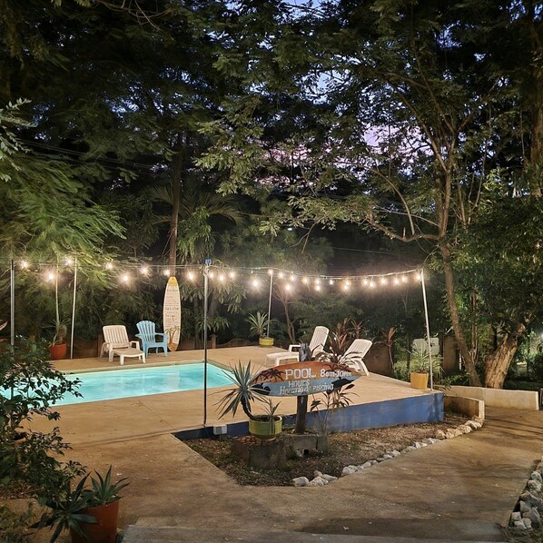 Utendørsbasseng og solsenger