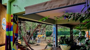 Una estructura de pilar geométrico y colorido con un letrero que dice "RECIPICION".