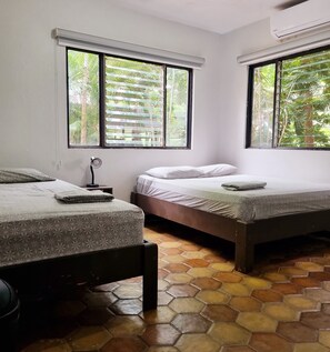 Kamar Triple Standar, 1 kamar tidur, kamar mandi umum | Brankas, Wi-Fi gratis, dan seprai linen