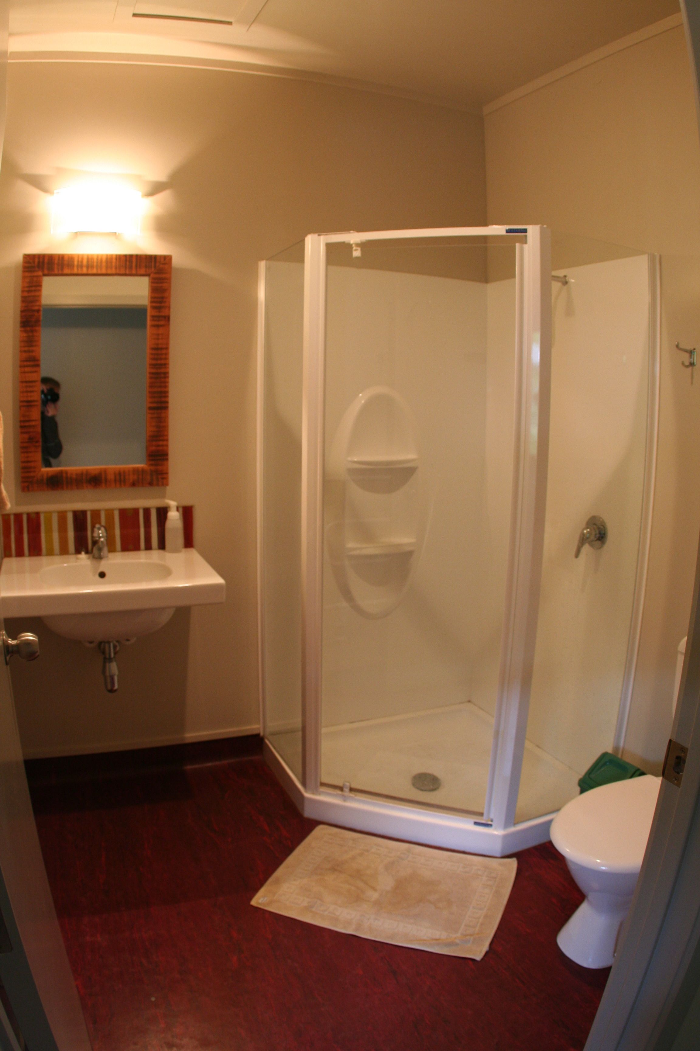 Une salle de bain avec une douche, un lavabo et des toilettes.