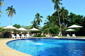 Outdoor pool, open 8:00 AM to 8:00 PM, pool umbrellas, sun loungers - Coral Ixtapa (Ixtapa)