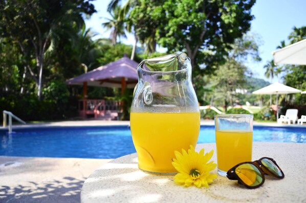 Outdoor pool, open 8:00 AM to 8:00 PM, pool umbrellas, sun loungers - Coral Ixtapa (Ixtapa)