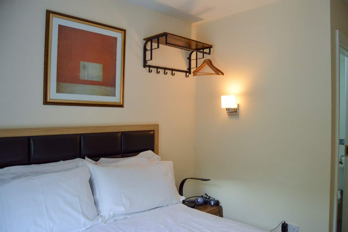 基本雙人房, 獨立浴室 (Small Double room)
