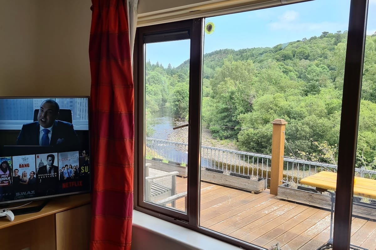 Deluxe vierpersoonskamer, en-suite badkamer, uitzicht op rivier