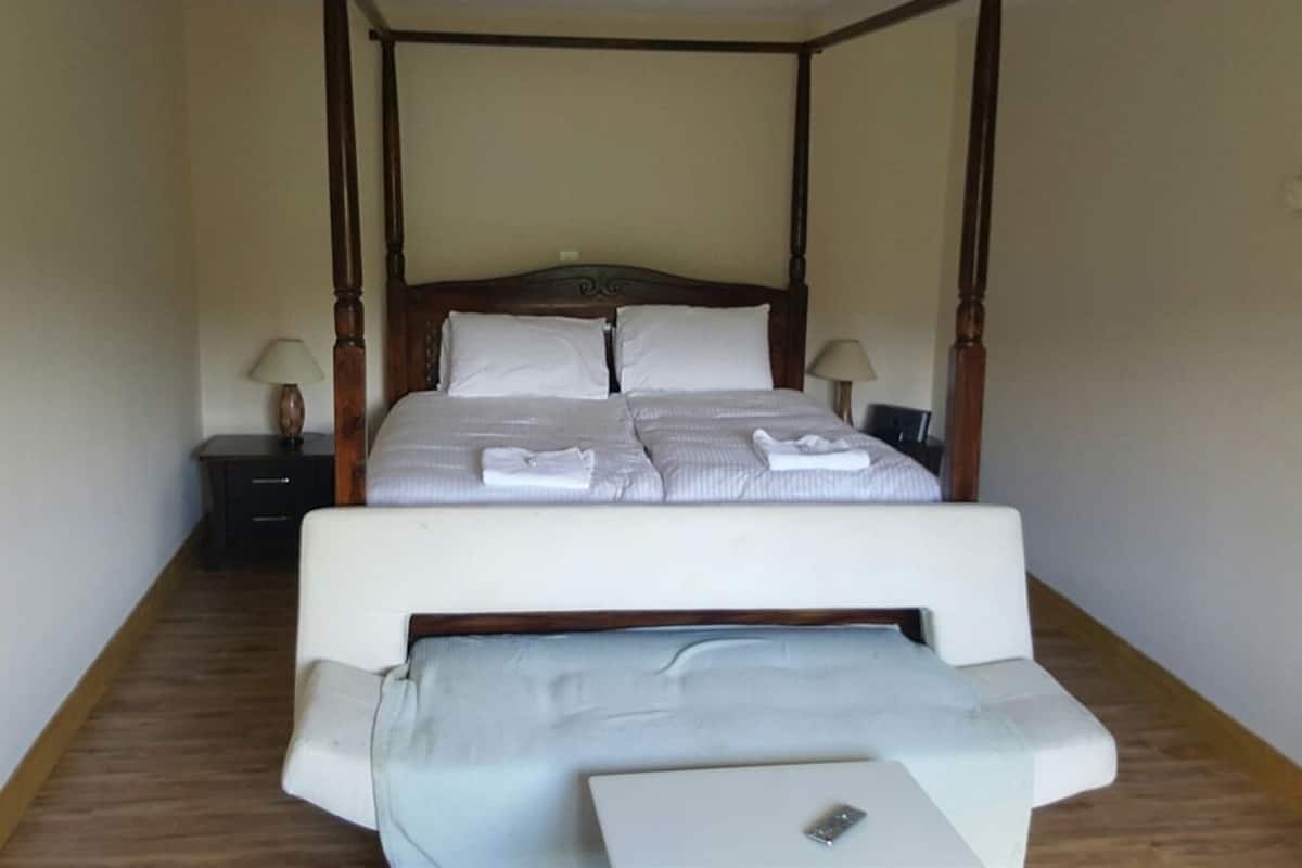 Vierpersoonskamer, en-suite badkamer (River View)