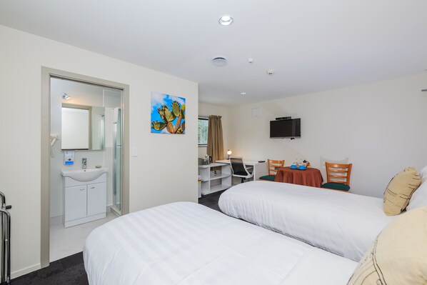 Desk, iron/ironing board, free cots/infant beds, free WiFi - Greenlane Motel (Auckland)