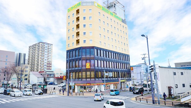 Hotel de diverses plantes amb un disseny modern, destacant un cartell important de 'Select Inn Aomori' al capdamunt.