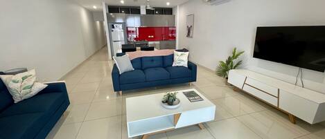Appartement Deluxe, 2 chambres | Coin séjour | Télévision à écran plat de 43 pouces avec chaînes numériques, télévision