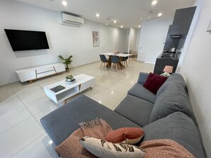 Deluxe Apartment, 1 Bedroom | Living area | 43-inch flat-screen TV with digital channels, TV - Magnum Serviced Apartments (Darwin)