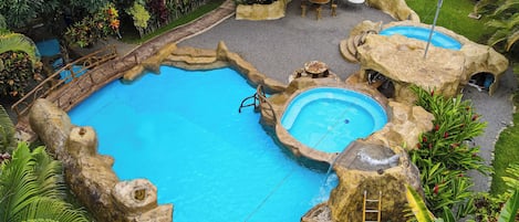 2 piscines extérieures