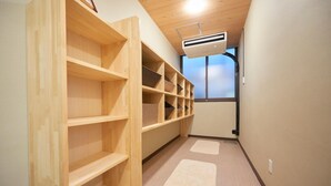 Ein Zimmer mit Holzbögen, einem Fenster mit Aussicht und einer Klimaanlage.