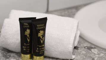 Regadera, amenidades de baño gratuitas, secadora de cabello, toallas