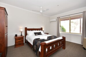 Queen Room | Iron/ironing board, free WiFi, bed sheets, wheelchair access - Inglewood Motel and Caravan Park (Inglewood)