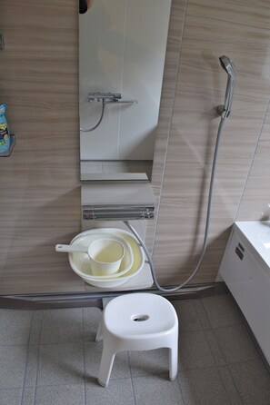 Traditionele kamer, gemeenschappelijke badkamer (Japanese Style, 8 Tatami-mats) | Badkamervoorzieningen | Een aparte badkuip en douche, gratis toiletartikelen, pantoffels