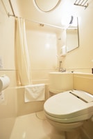 Bañera con ducha, secador de pelo, pantuflas, bidet