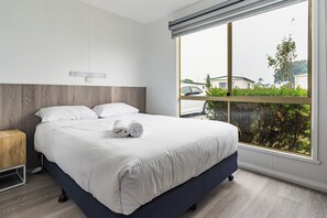 婴儿床、免费 WiFi、床单