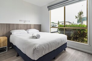 婴儿床、免费 WiFi、床单