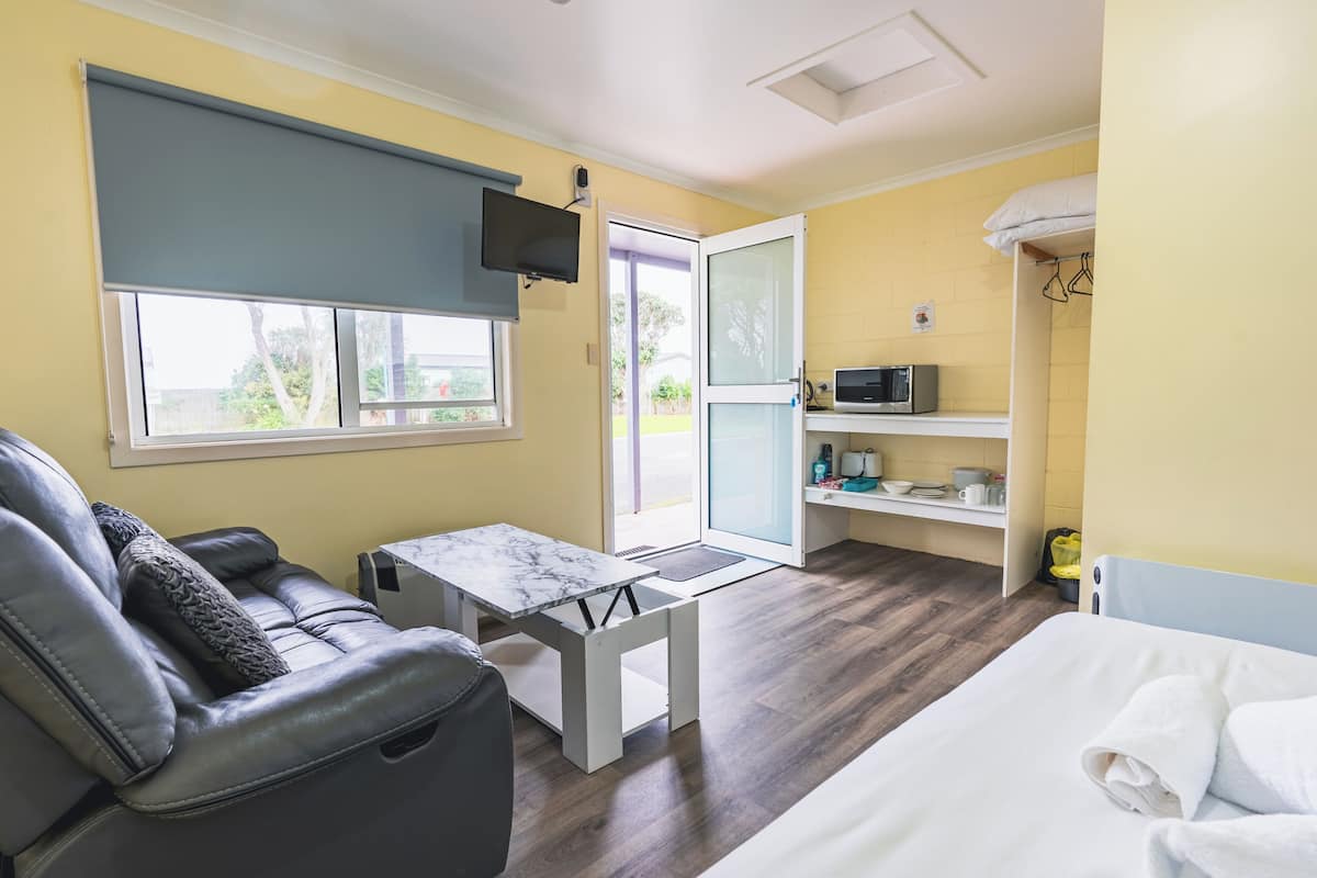 Tweepersoonskamer, 1 queensize bed | Woonruimte | Een flatscreentelevisie en een dvd-speler