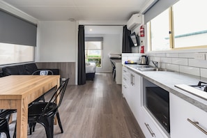 婴儿床、免费 WiFi、床单