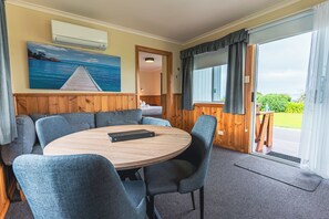 Waterfront Spa  | Living area | 50-cm flat-screen TV with digital channels, TV - BIG4 Tassie Getaway Parks Stanley (Stanley)