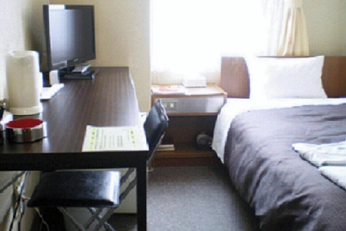Desk, WiFi (free)