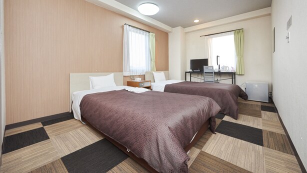 A hotel room with two beds, a desk, a chair, a TV, and a radiator. - Hotel Select Inn Utsunomiya (Utsunomiya)
