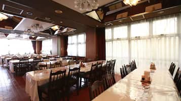 Daily buffet breakfast (JPY 550 per person)