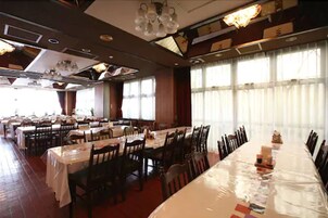 朝食 (ビュッ フェ)、毎日提供 (1 名様 550 JPY)