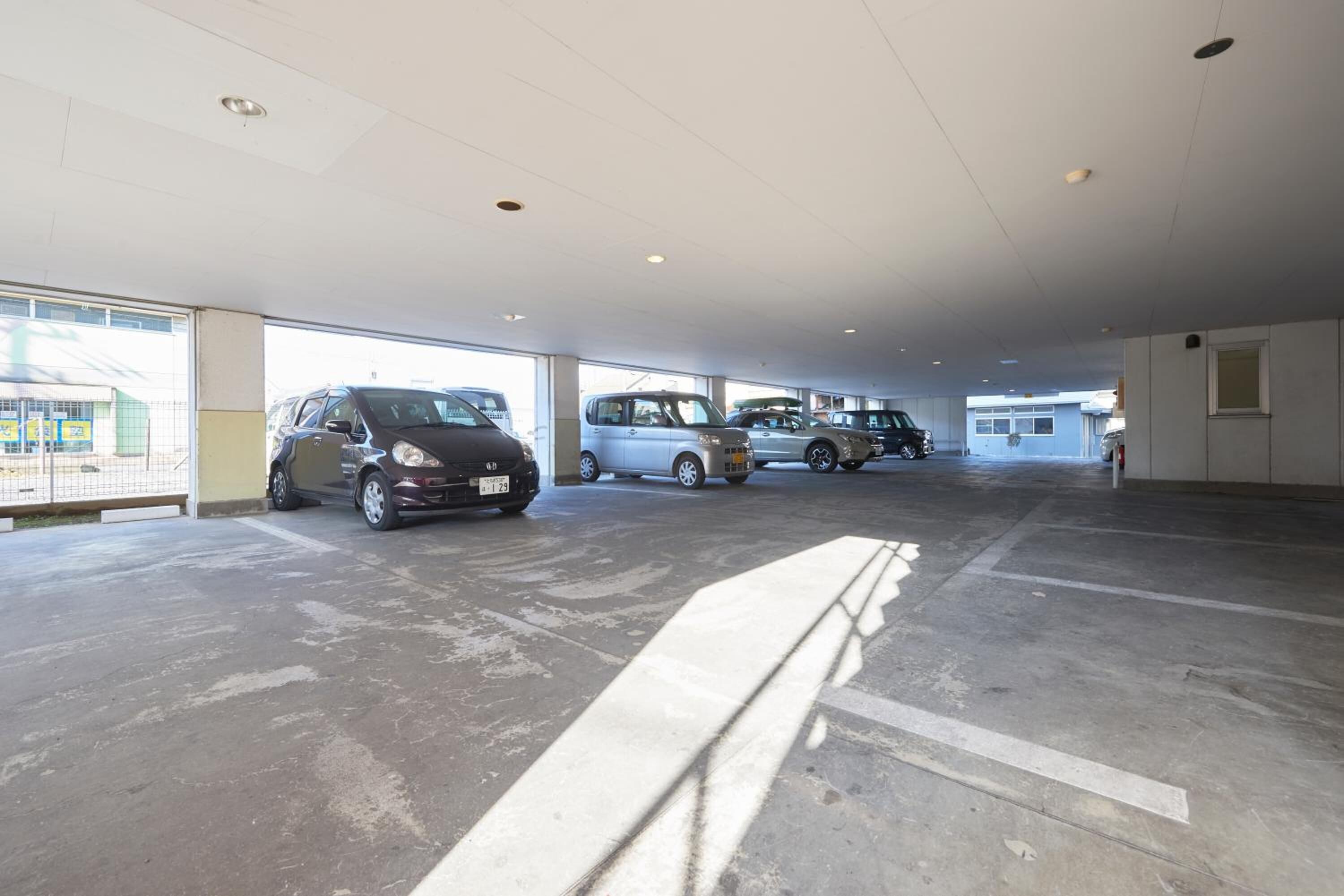 Un parking où de nombreuses voitures sont garées en rangées.