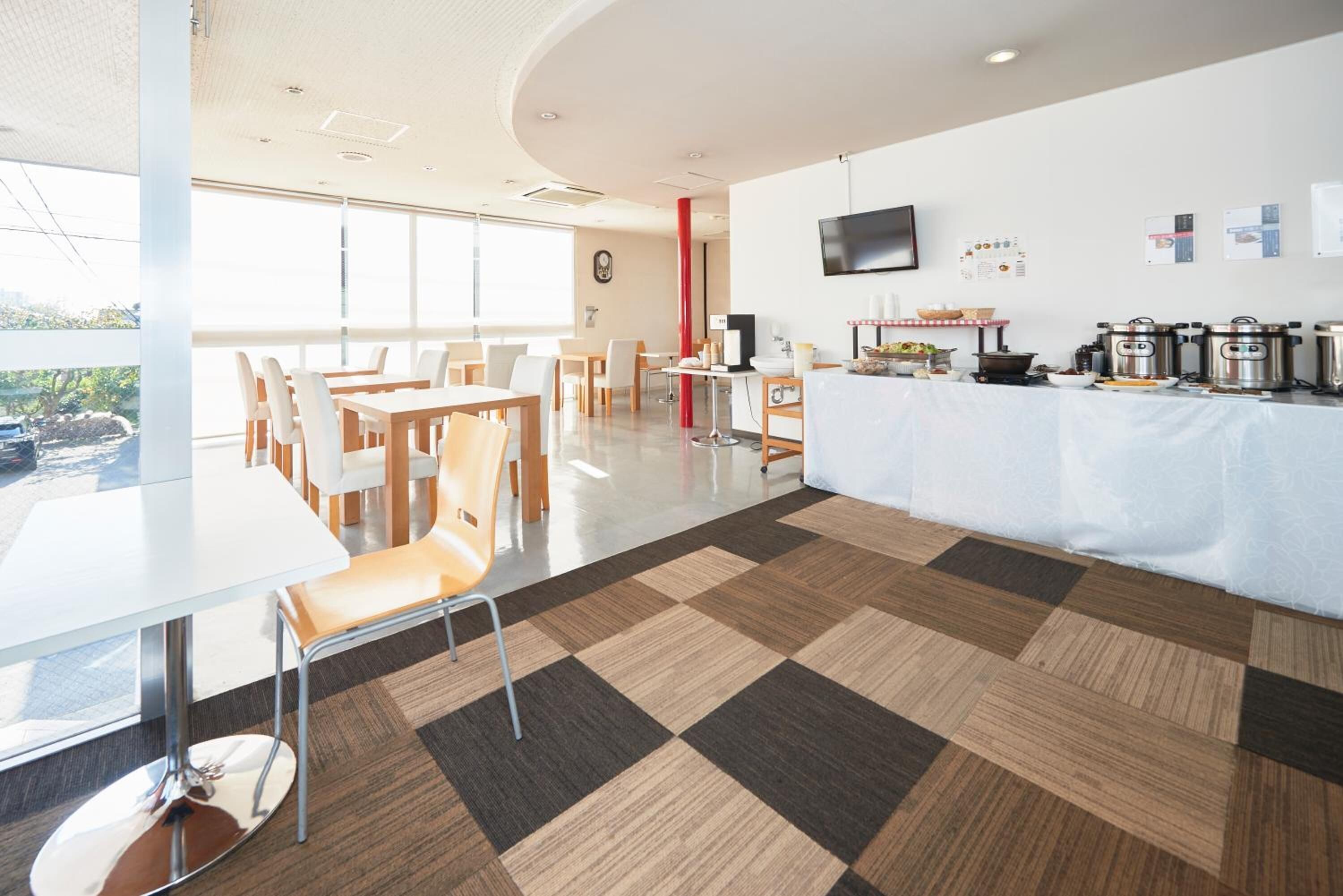 Daily buffet breakfast (JPY 550 per person)