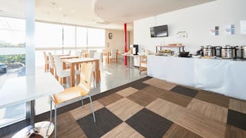 Daily buffet breakfast (JPY 550 per person)