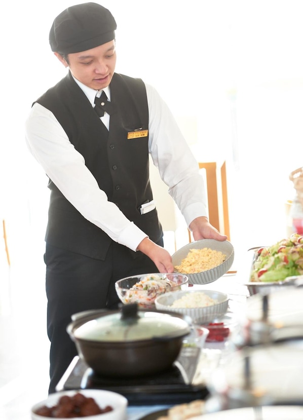 Se ofrece un desayuno bufé (550 JPY por persona)