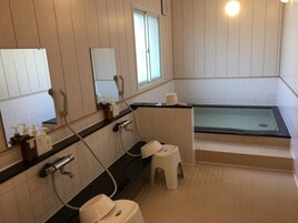 Bañera con ducha, artículos de tocador gratuitos, secador de pelo