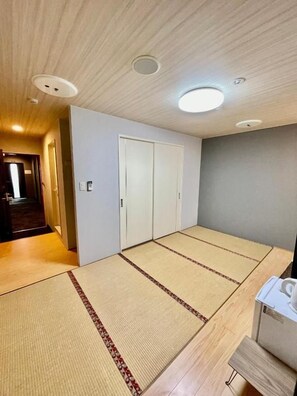 A room with tatami mats, a wooden ceiling, and a white wardrobe. - Hotel Select Inn Saitama Moroyama (Moroyama)